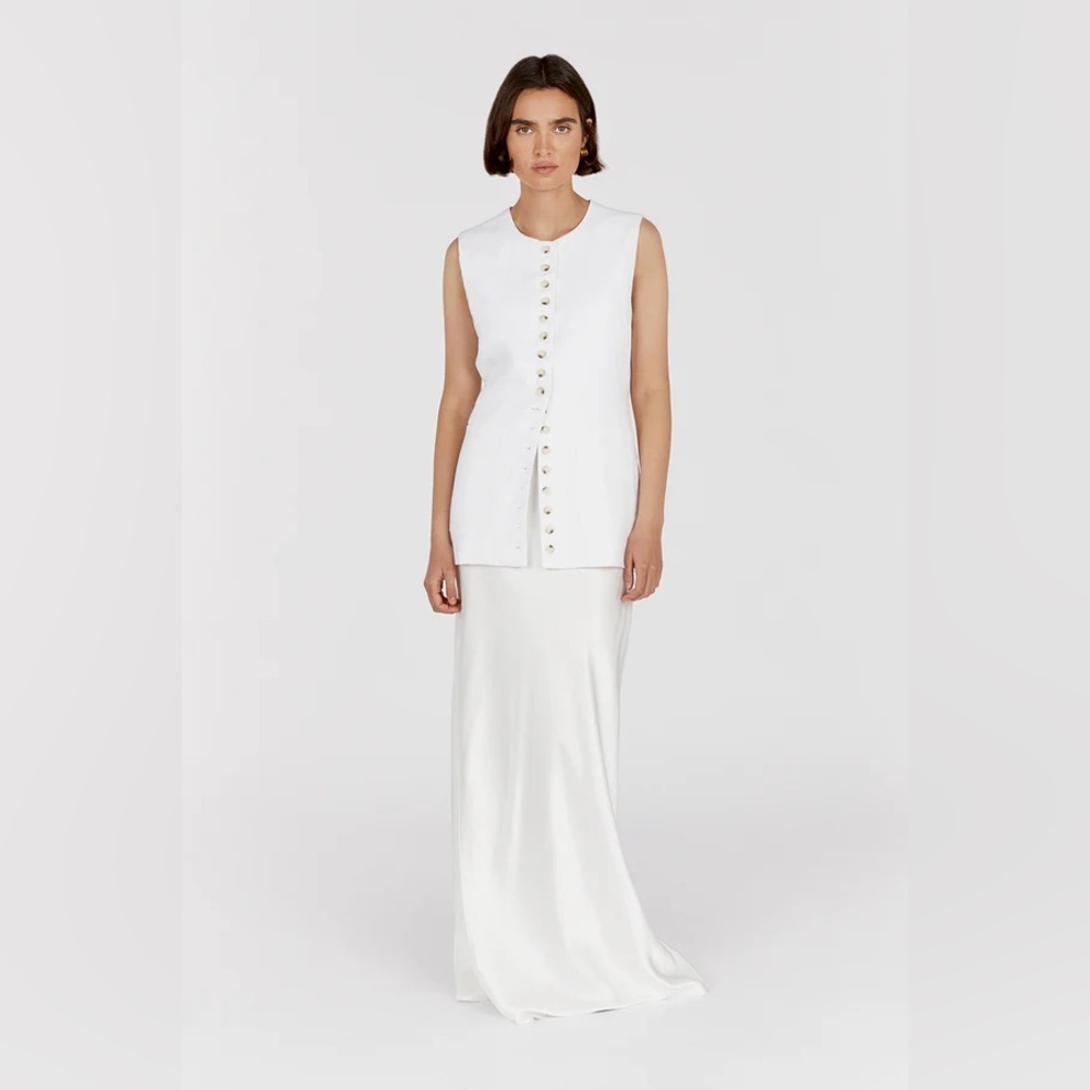 DISSH White Sleeveless Button-Front Tunic Top